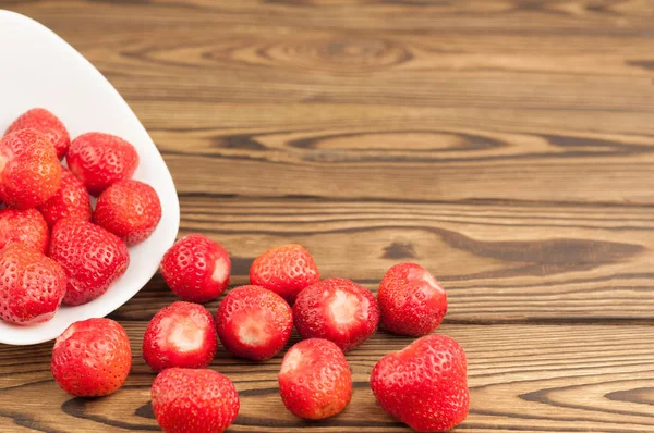 Verstreute Frische Erdbeeren Auf Altem Holzgrund — Stockfoto