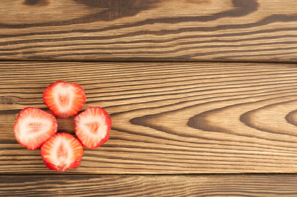 Vier Zweigeteilte Frische Erdbeeren Auf Altem Holzgrund — Stockfoto