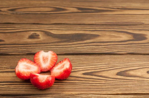 Vier Zweigeteilte Frische Erdbeeren Auf Alten Holzplanken — Stockfoto