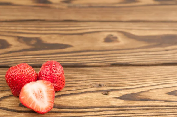 Geteilte Frische Erdbeere Auf Alten Holzplanken — Stockfoto