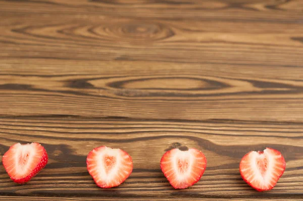 Reihe Zweigeteilter Frischer Erdbeeren Auf Alten Holzplanken — Stockfoto