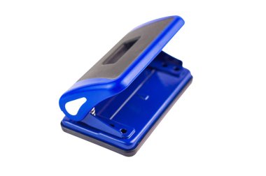 Beyaz arka plan üzerinde izole bir mavi metalik delik puncher