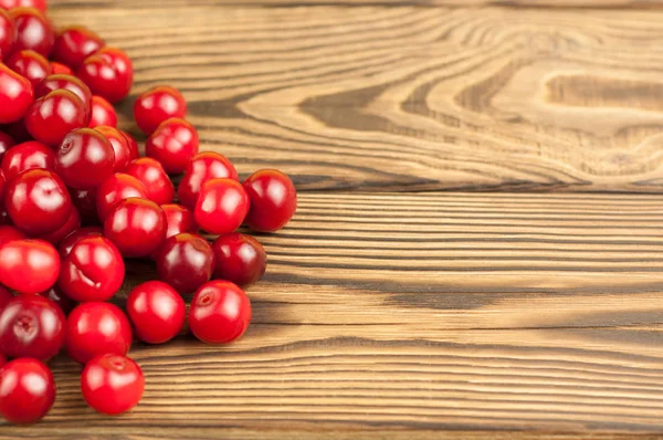 Cerises Fraîches Rouges Tas Sur Fond Bois — Photo