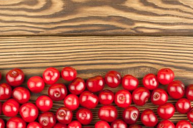 Ahşap arka planda kırmızı taze kiraz ile Çizgi