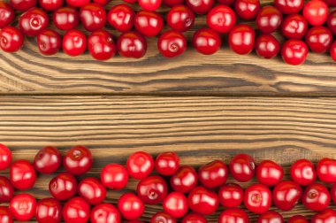 Ahşap arka planda kırmızı taze kiraz ile Çizgiler