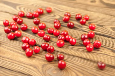 Eski ahşap arka plan üzerinde kırmızı taze kiraz