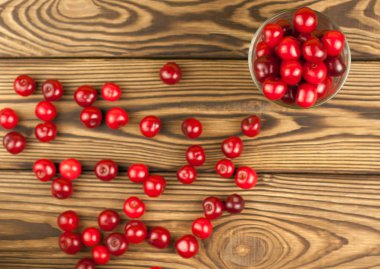 Eski ahşap arka plan üzerinde cam kiraz