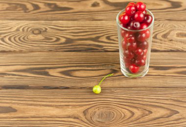 Eski ahşap arka plan üzerinde cam kiraz