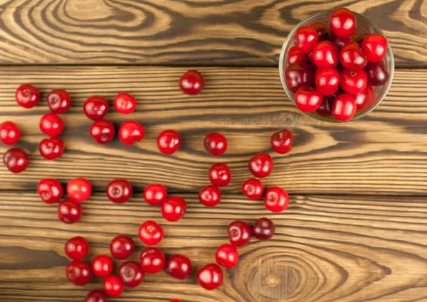 Eski ahşap arka plan üzerinde cam kiraz