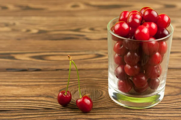 Cerises Verre Sur Vieux Fond Bois — Photo