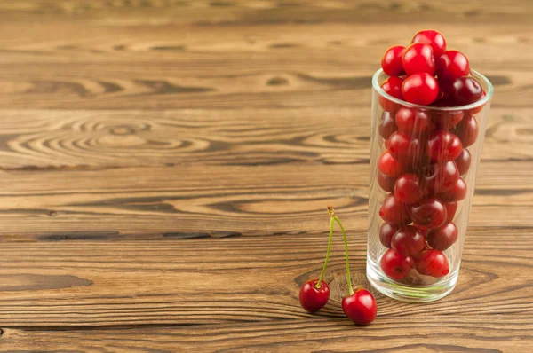 Cerises Verre Sur Vieux Fond Bois — Photo