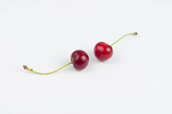 Cerises Fraîches Rouges Sur Fond Blanc — Photo