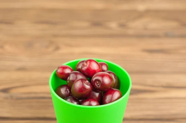 Cerises Rouges Fraîches Verre Plastique Sur Fond Vieux Bois — Photo