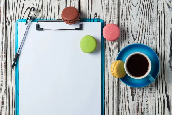 Taza Azul Completa Café Negro Cerca Del Portapapeles Plástico Con — Foto de Stock