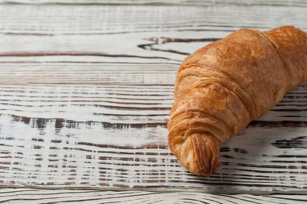 Hel Bakad Croissant Gammalt Vitt Rustikt Träbord — Stockfoto