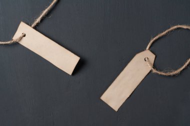 Halatlar ile iki boş eski boş kağıt fiyat etiketleri koyu çimento yatıyor. İş ve black friday konsepti