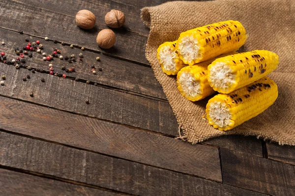 Heap Fried Corn Cobs Whole Greek Nuts Scattered Pepper Lies — Stock Photo, Image