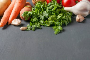 Farklı taze bütün olgun sebze seti koyu beton masa üzerinde yatıyor. Metin için alan kopyalama