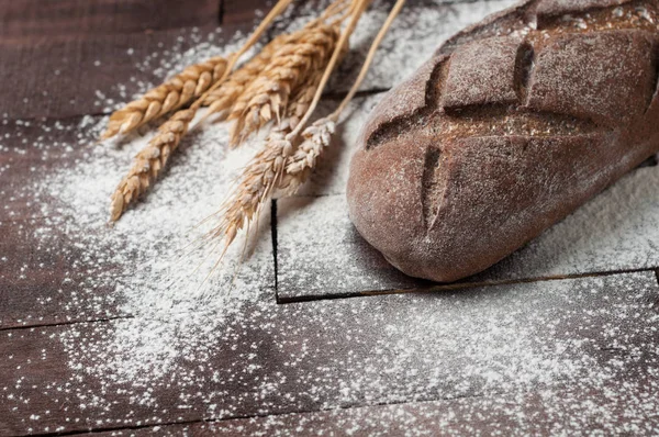 Starých Hnědých Deskách Rozkládá Celá Bochník Tmavého Domácího Chleba Posypané — Stock fotografie