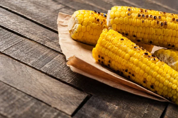 Heap Fried Corn Cobs Lies Crumpled Paper Old Brown Rustic — Stock Photo, Image