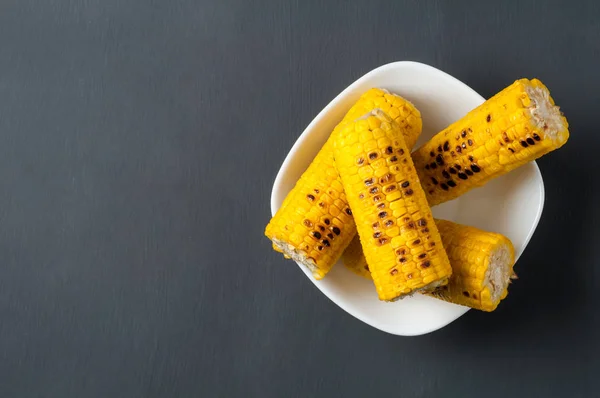 Whole White Ceramic Plate Full Fried Corn Cobs Lies Dark — Stock Photo, Image