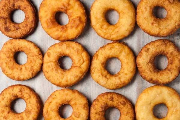 Montón Rosquillas Horneadas Caseras Sin Crema Encuentra Papel Vieja Mesa — Foto de Stock