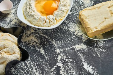 Farklı mutfak eşyaları ve malzemeler yakın un ile firepan Hamur koyu beton masa üzerinde yatıyor. Pişirme işlemi. Kopyalama alanı