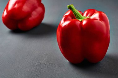 Tüm taze kırmızı biber koyu çizik beton yatıyor. Metin için boşluk. Üstte görüntü