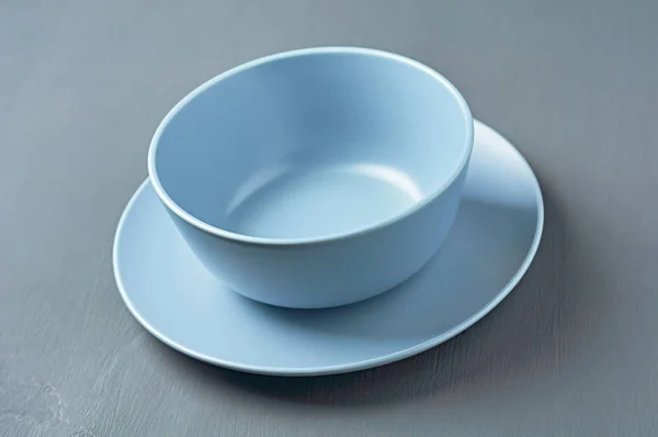 Gruppo Moderni Piatti Ceramica Vuota Colore Blu Trova Sfondo Cemento — Foto Stock