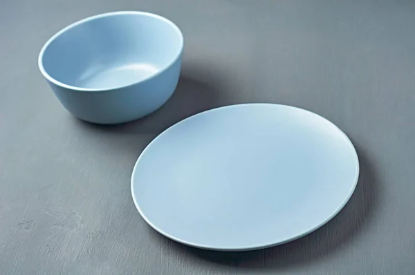 Gruppo Moderni Piatti Ceramica Vuota Colore Blu Trova Sfondo Cemento — Foto Stock