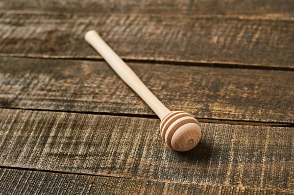 Bal için tek temiz ahşap dipper eski kahverengi rustik ahşap plakalar yatıyor