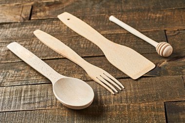 Temiz yararlı ahşap gereçleri Grubu eski rustik plakalar yatıyor