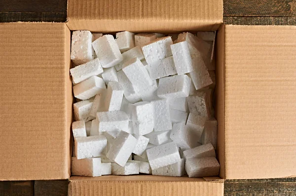 Dikdörtgen strafor blokları dolu parseller için açık kare karton kutu. Üstte görüntü