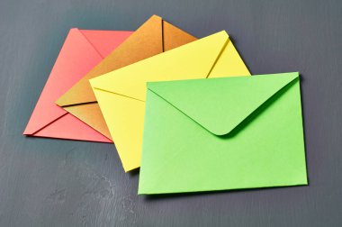 Renkli kare zarfgrubu eski çizik koyu beton yatıyor