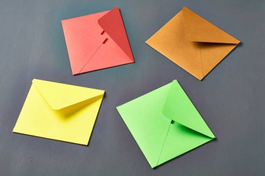 Renkli kare zarfgrubu eski çizik koyu beton yatıyor