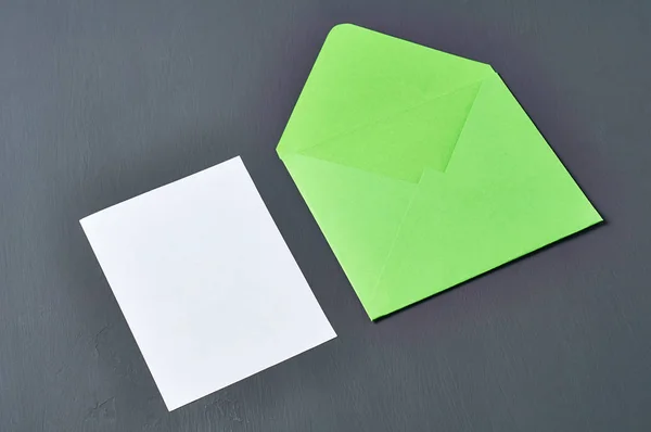 Yeşil Açık Kare Zarf Yanında Boş Beyaz Kağıt Levha Eski — Stok fotoğraf