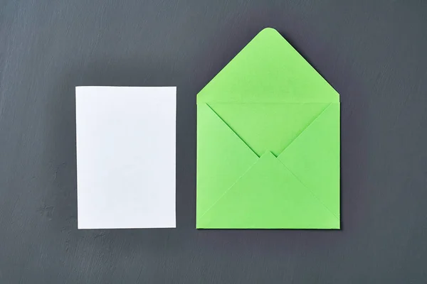 Blanco Wit Papier Blad Buurt Van Groen Geopende Vierkante Envelop — Stockfoto