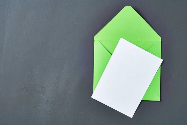 Folha Papel Branco Branco Perto Verde Aberto Envelope Quadrado Encontra — Fotografia de Stock