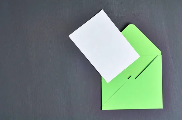 Blanco Wit Papier Blad Buurt Van Groen Geopende Vierkante Envelop — Stockfoto