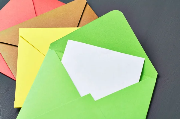 Ein Leeres Weißes Papierblatt Grün Geöffnetem Quadratischen Umschlag Liegt Auf — Stockfoto