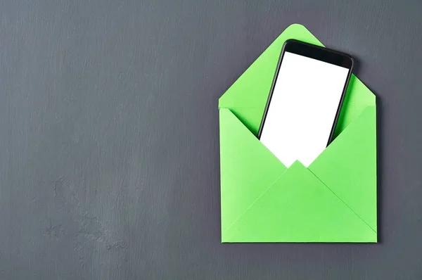 Zwarte Smartphone Met Geïsoleerd Wit Scherm Groene Vierkante Envelop Ligt — Stockfoto