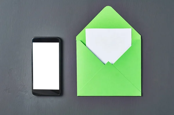 Черный Смартфон Изолированным Белым Экраном Рядом Чистым Листом Бумаги Зеленом — стоковое фото