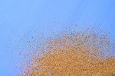 Mavi çizik beton üzerine dağınık kuru deniz kumu. Metin için alan