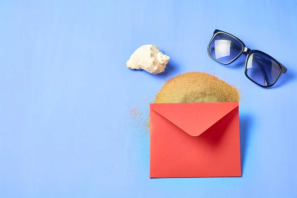 Rode Papieren Envelop Seashell Zwarte Zonnebril Hoop Droog Zand Blauw — Stockfoto