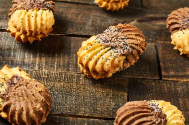 Eski rustik masada krema ve haşhaş ile çift renkli kurabiye grubu