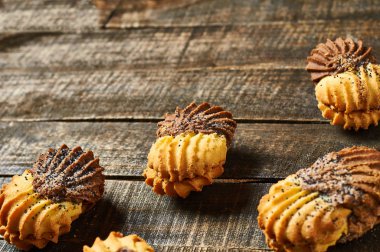 Eski rustik masada krema ve haşhaş ile çift renkli kurabiye grubu. Metin için alan
