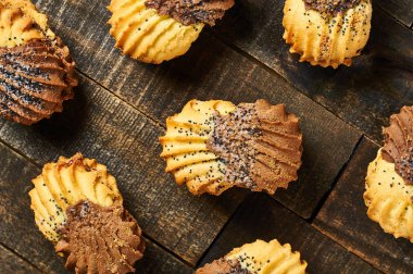 Eski rustik masada krema ve haşhaş ile çift renkli kurabiye grubu