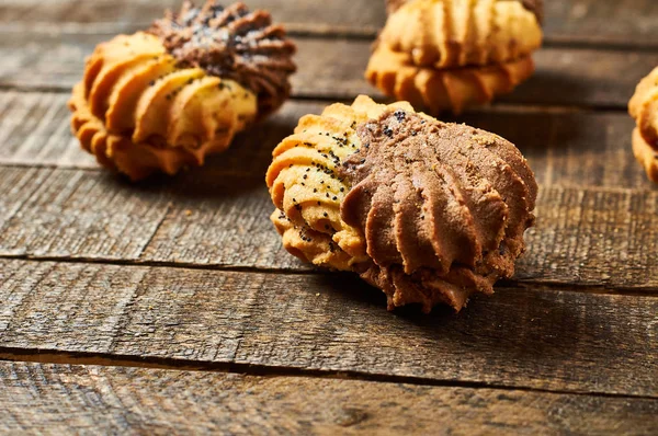 Eski rustik masada krema ve haşhaş ile çift renkli kurabiye grubu. Metin için alan