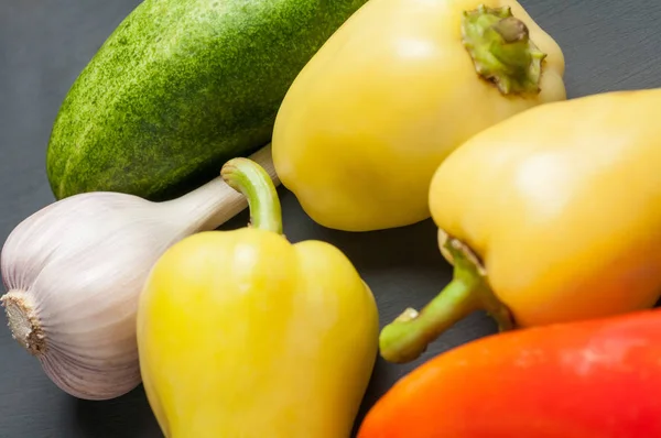 Farklı taze bütün olgun sebze seti koyu beton masa üzerinde yatıyor