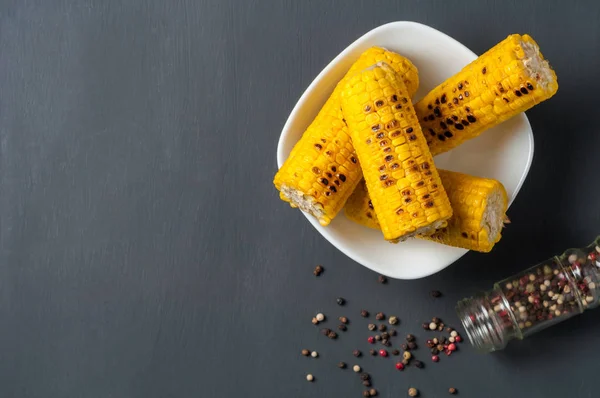 Whole White Ceramic Plate Full Fried Corn Cobs Scattered Pepper — Stock Photo, Image